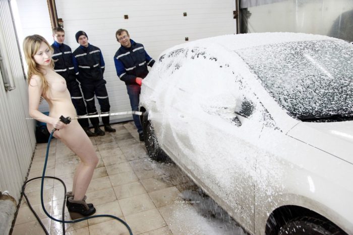 Naked blonde Angelika washes car in front of workers