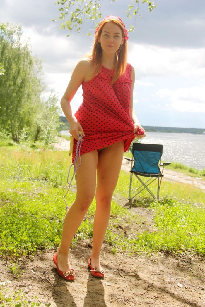 Russian teen Lera S masturbates with a jumping rope outdoors