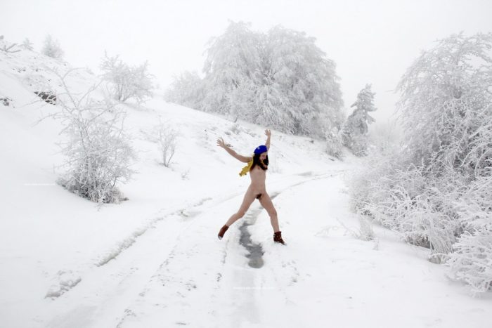 Smiling girl Alisha walks naked at very cold weather