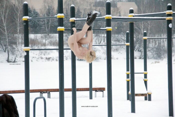 Short-haired blonde Elena B do gym outdoors at winter