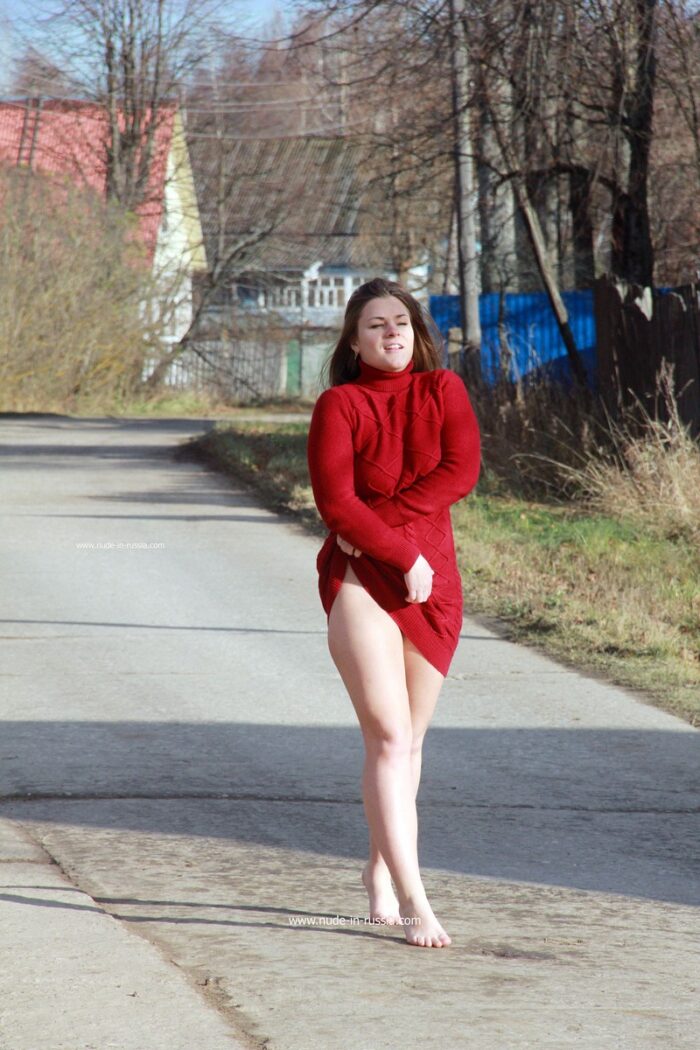 Russian BBW shows her shaved pussy on road