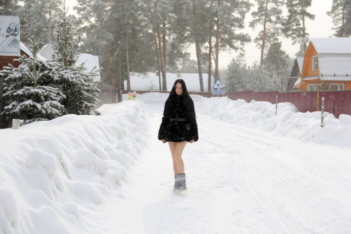 A girl Veronica Snezna with a hairy pussy takes off her fur coat and panties on a snowy road