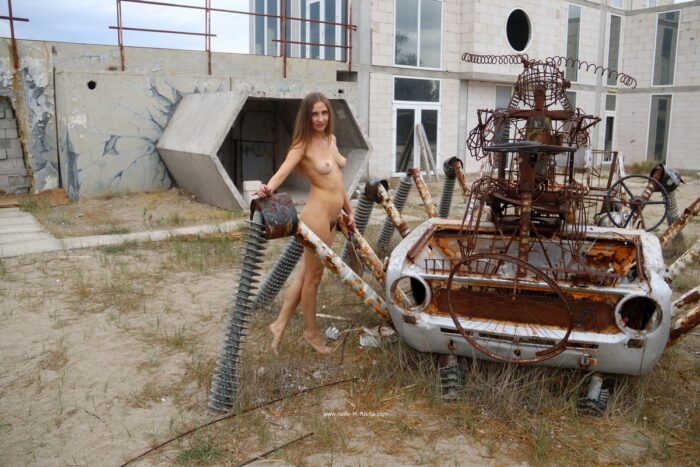 A linda garota russa Valentina K com corpo esportivo e buceta peluda em uma praia abandonada
