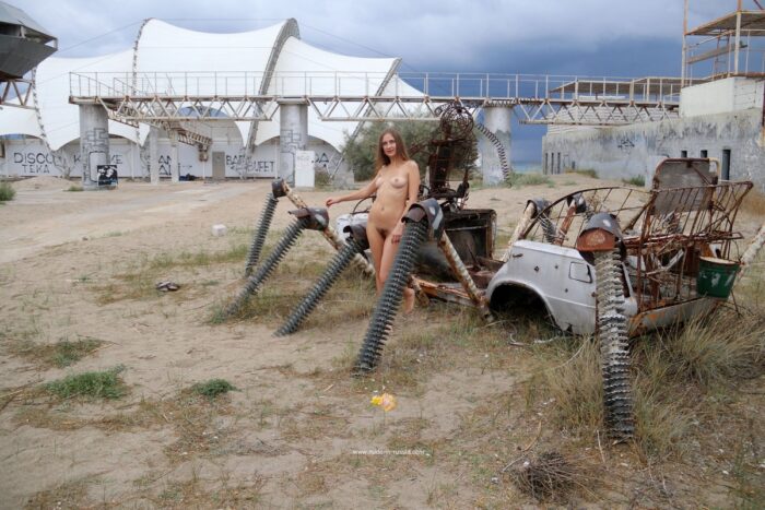 A linda garota russa Valentina K com corpo esportivo e buceta peluda em uma praia abandonada
