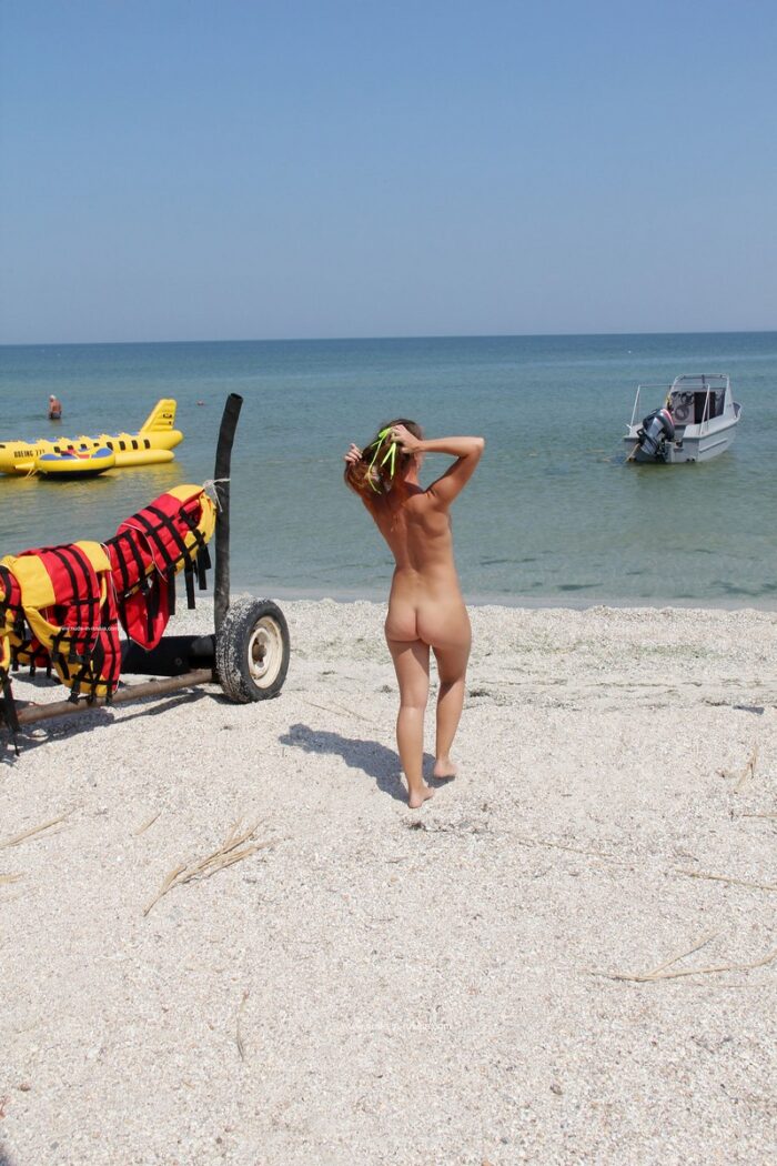 Naked babe Margarita S posing at not-nude beach