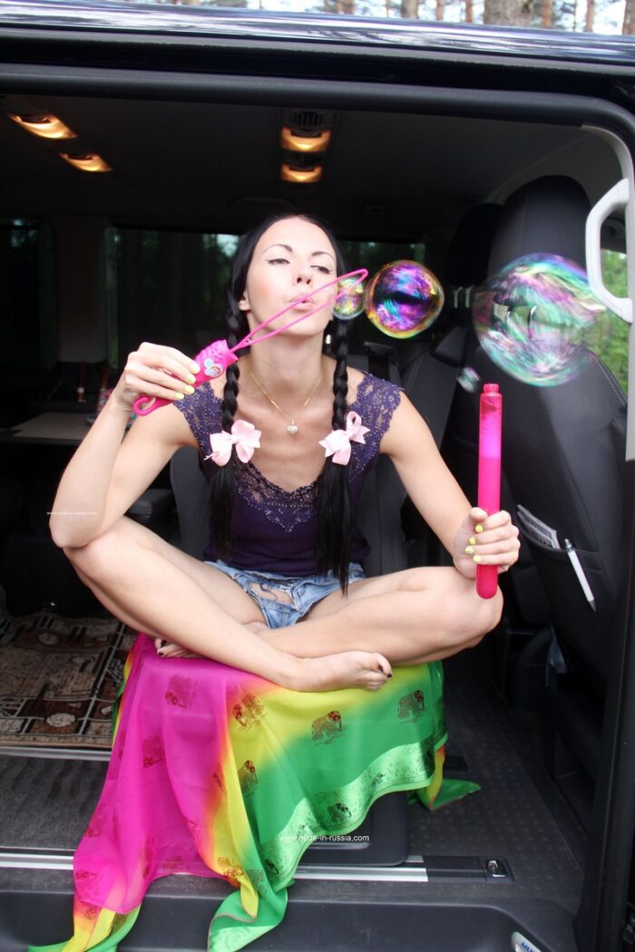 Pigtailed brunette Veronica Snezna shoves bubble bottle in her pussy in car