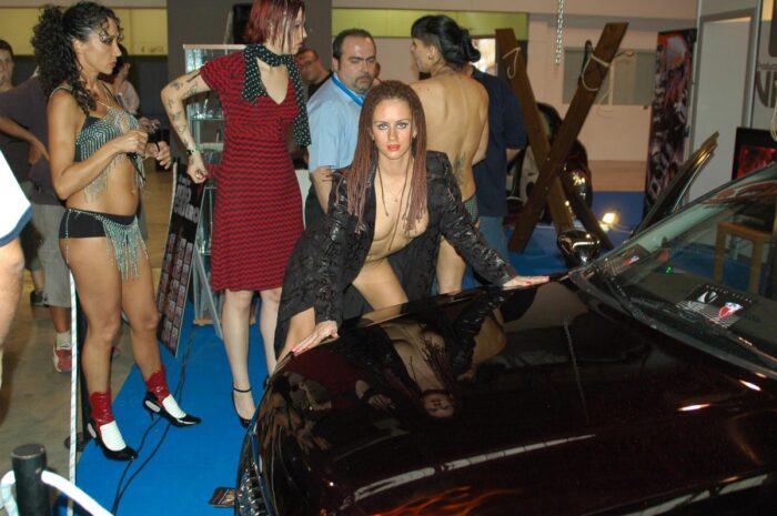 Russian girl Svetlana S exposes her great body at car