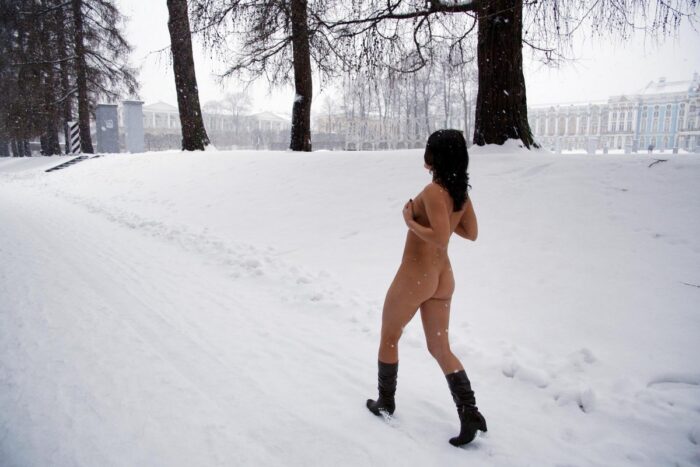 Busty brunette Daria Z in boots posing in a snowy park