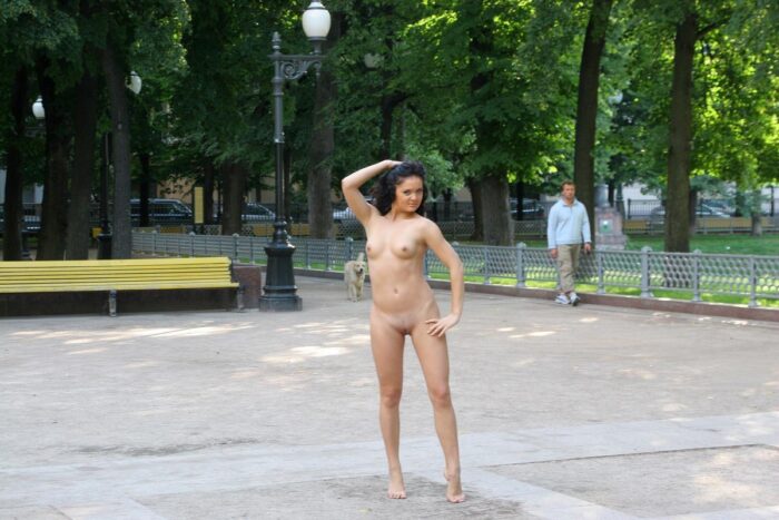 Linda garota russa Xenia W posando nua no parque da cidade