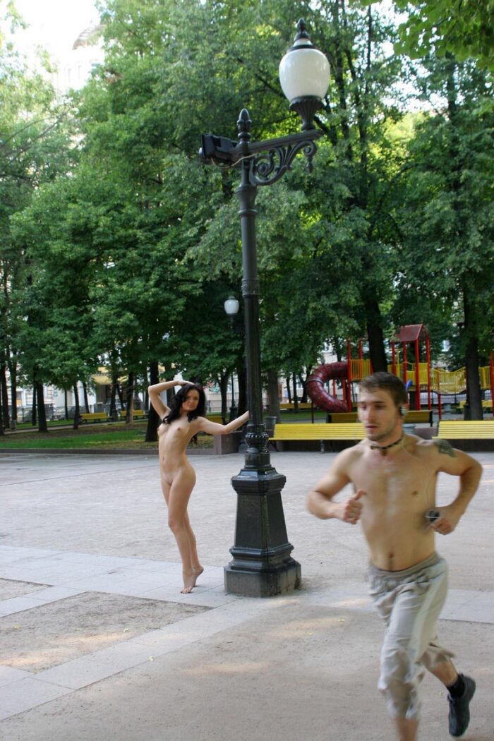 Linda garota russa Xenia W posando nua no parque da cidade
