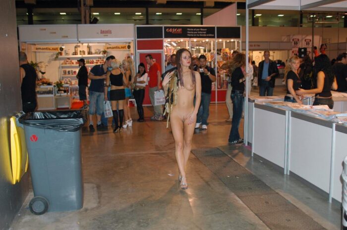 The girl without clothes Svetlana S is photographed with visitors at the exhibition