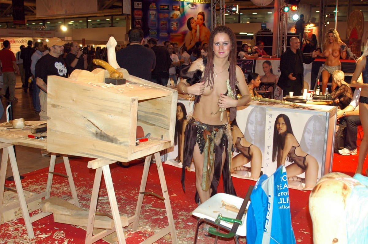 Russian girl with dreadlocks poses naked at erotic expo — Russian Sexy Girls photo