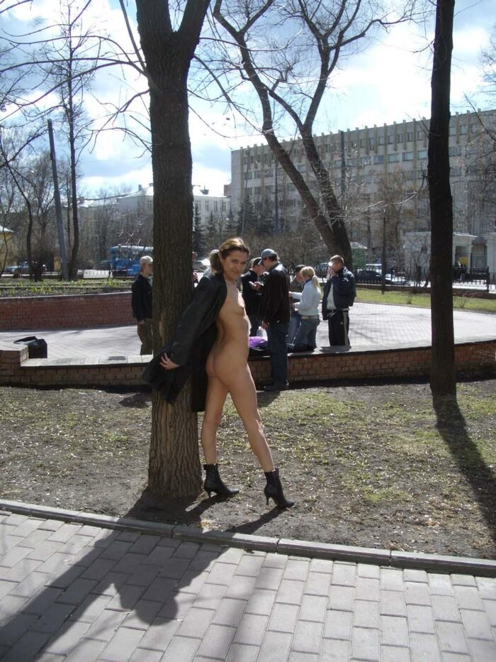 Skinny girl is photographed before the crowd of strangers in the city