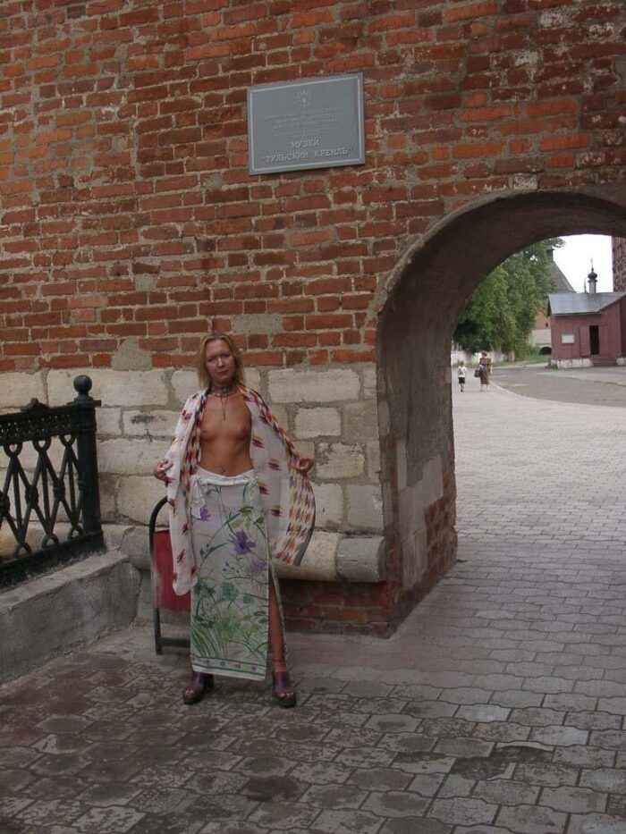 Slender blond Elena poses naked at the Kremlin