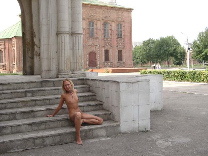 Slender blond Elena poses naked at the Kremlin