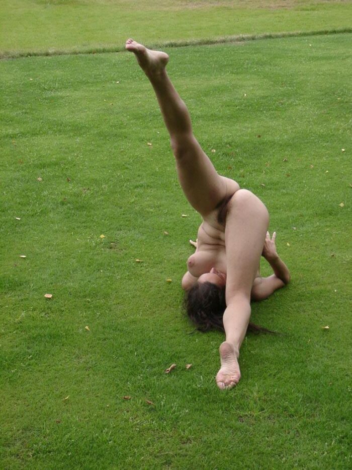 Girl Luisa makes sports exercises naked on the lawn