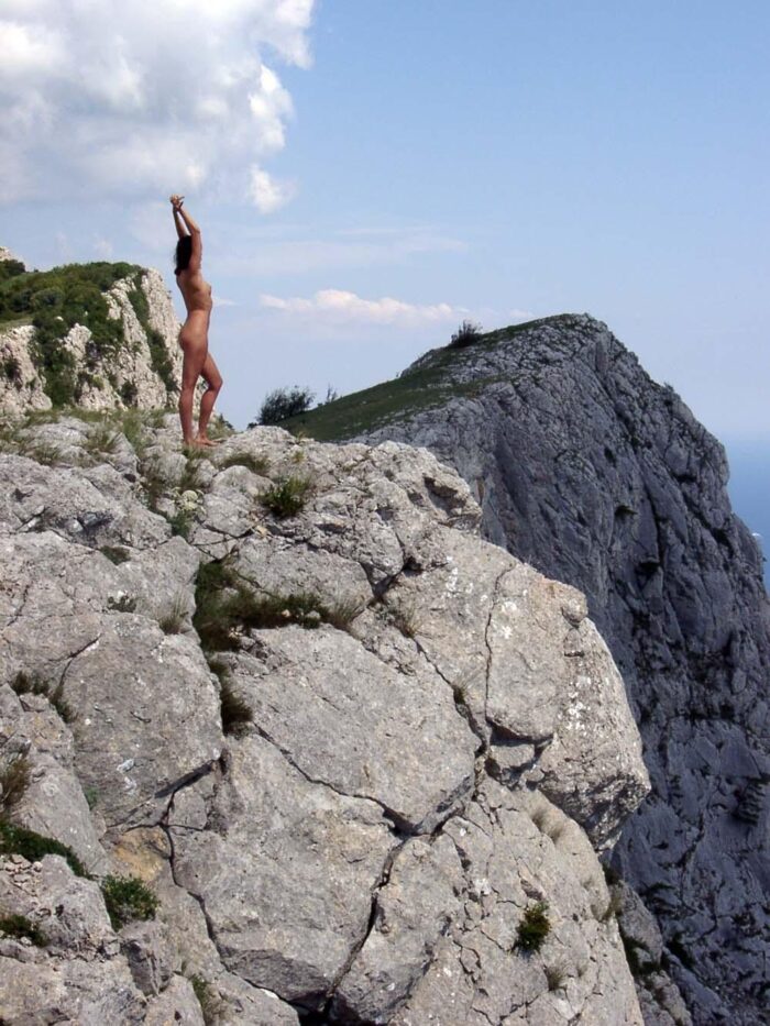 Young russian girl Julia love to posing naked at the mountains