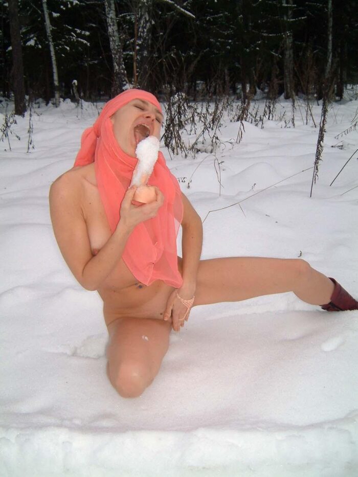 Naked blonde Ludmila with a slender figure inserts a dildo in her pussy in a snowdrift