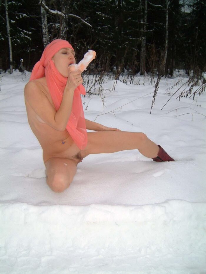 Naked blonde Ludmila with a slender figure inserts a dildo in her pussy in a snowdrift