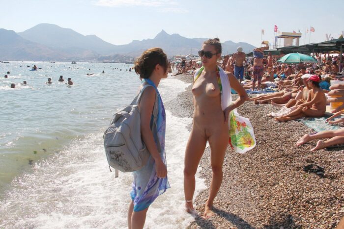 Two lovely babes show their bodies on the beach