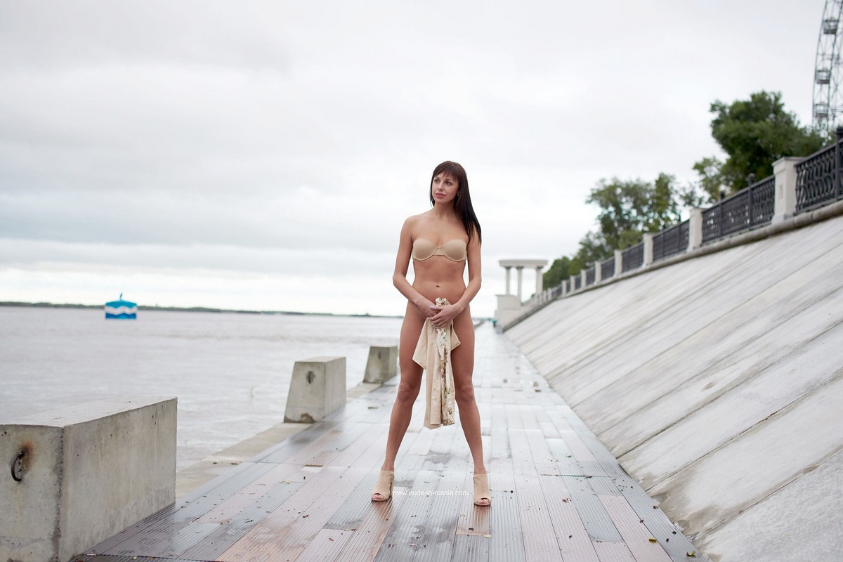 Naden Xxx - Lovely milf Naden walks naked at embankment â€” Russian Sexy Girls