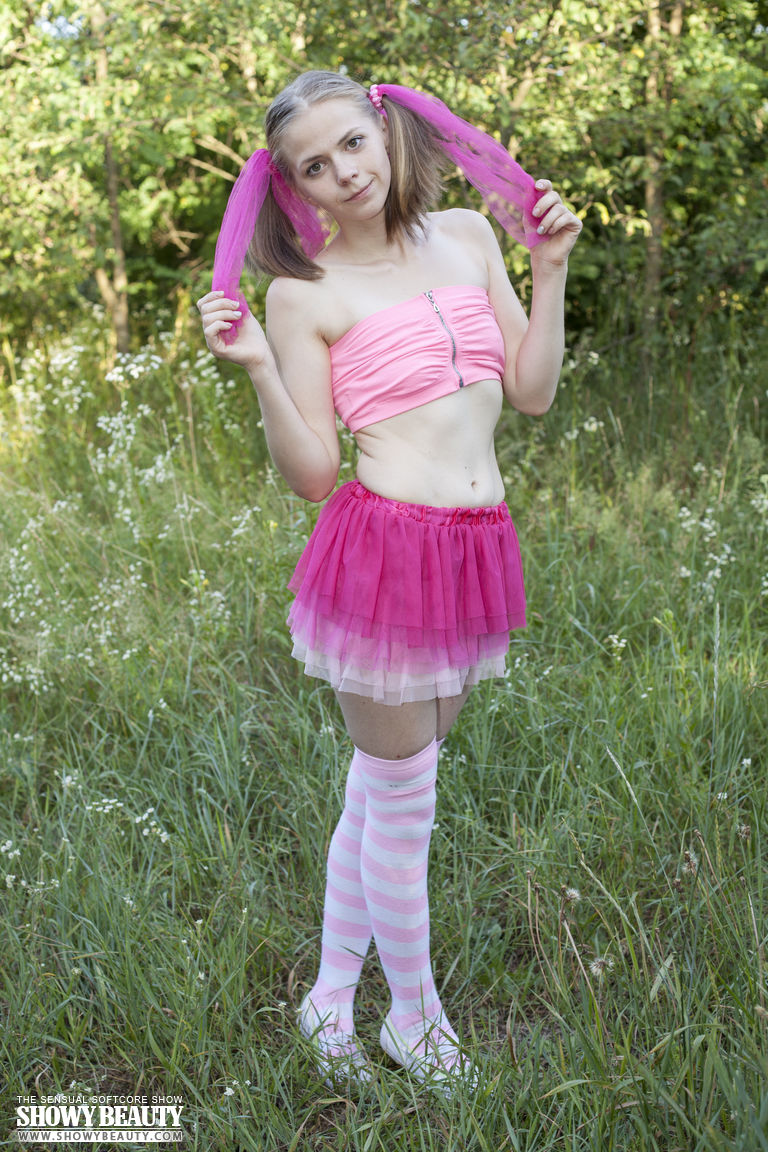 Nastyshka: GIRL WITH BOWS. Sweet girl by the bushes