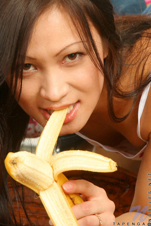 Teen giving a banana blowjob while waiting for her cock