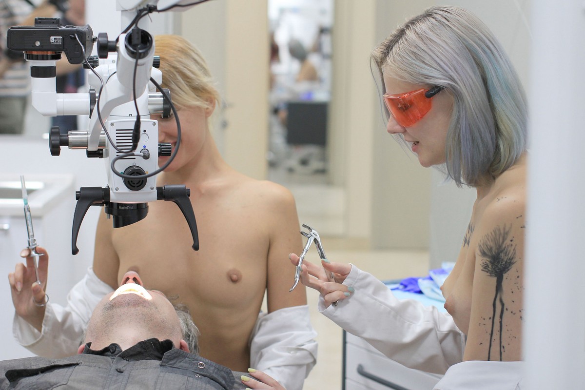Two very hot girls visit the dentist without clothes