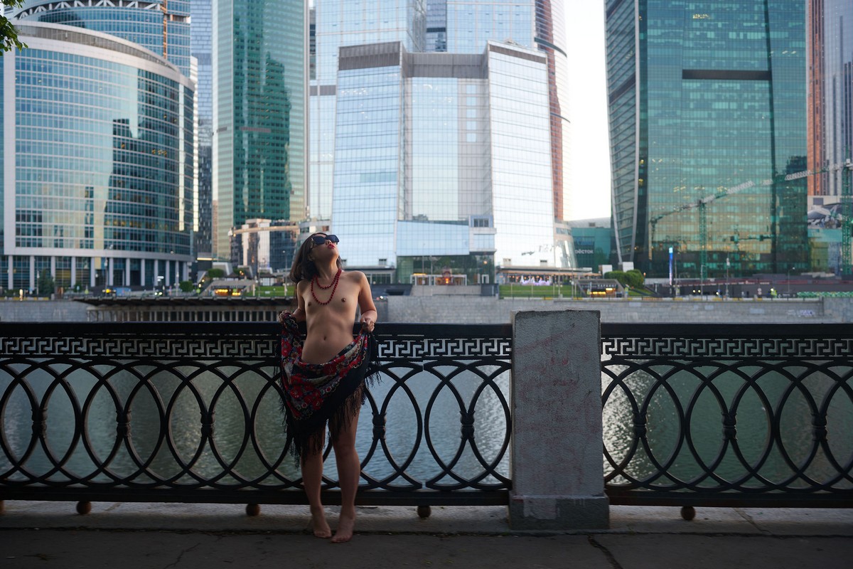 This young Asian lady Tonya undresses and shows her beautiful ass in the very center of Moscow