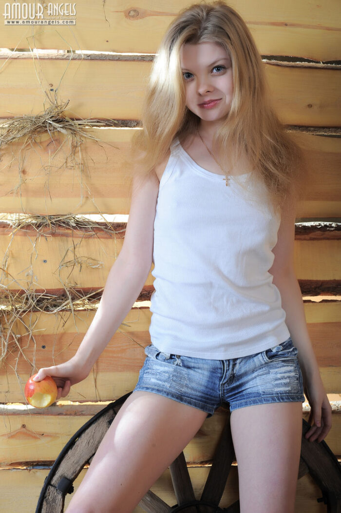 Kisa: COUNTRY STYLE. Gorgeous nude teenie