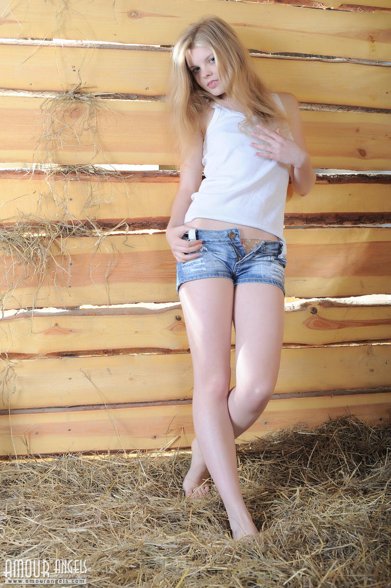 Kisa: COUNTRY STYLE. Gorgeous nude teenie