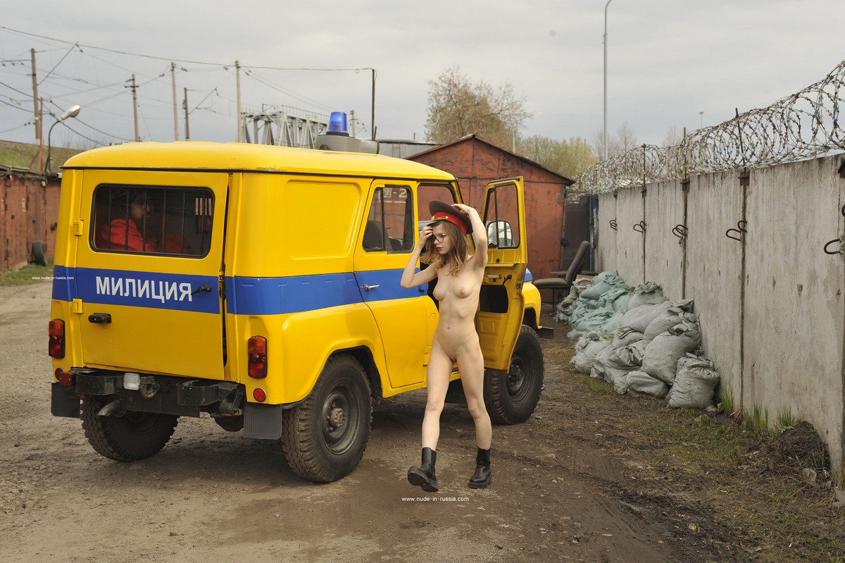 Naked policewoman Faina frees a prisoner from a car