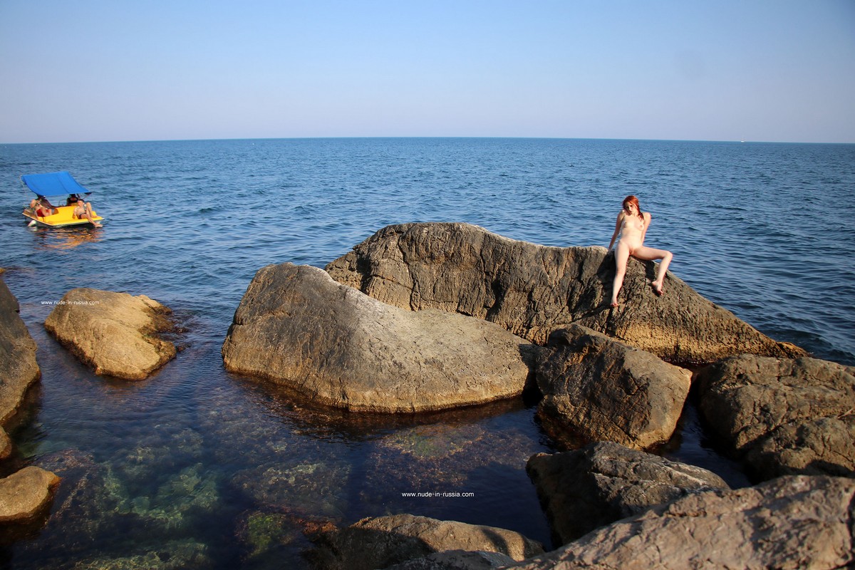 Beer-fueled men caught a beauty's photo shoot on the rocks