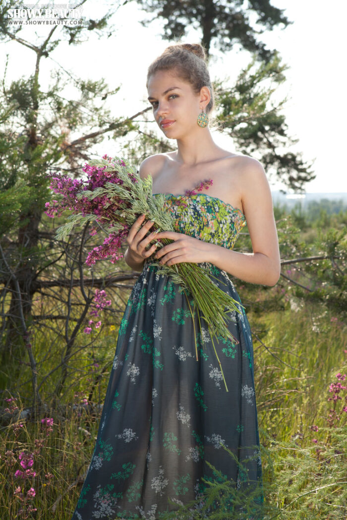 Susanna: FLORESCENCE. Sexy posing outdoors