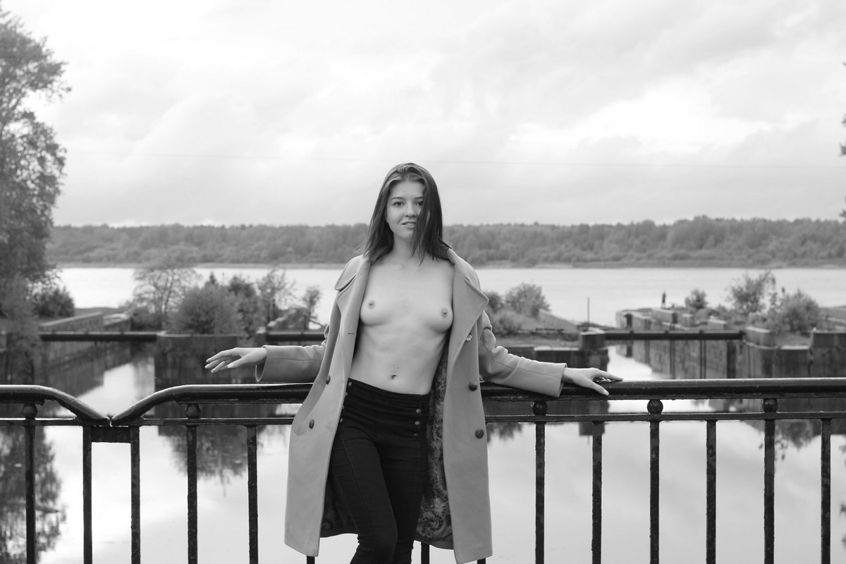 Black and white photoshoot with a pretty young lady outdoors