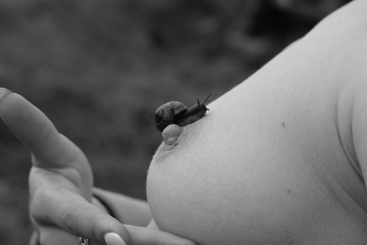 Black and white photoshoot with a pretty young lady outdoors