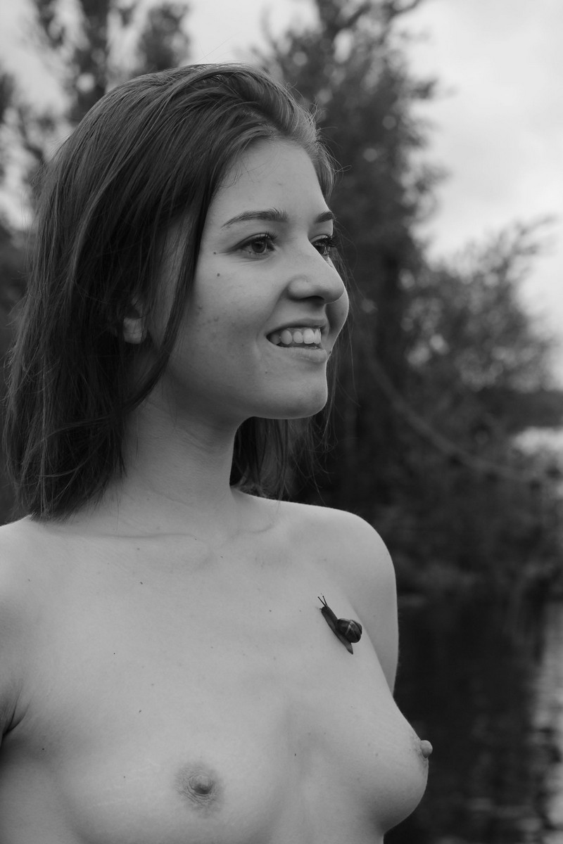 Black and white photoshoot with a pretty young lady outdoors