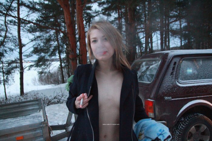 Eva Gold: Smoking at Winter