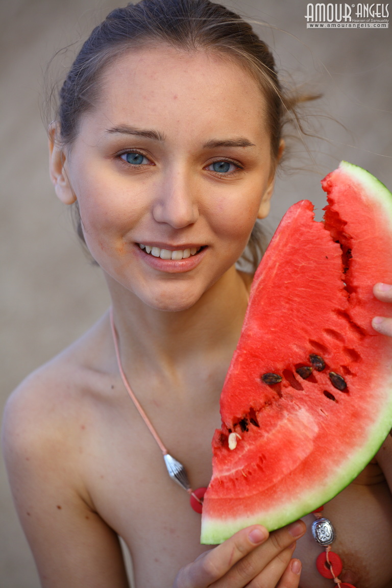 Meseda: WATERMELON. Cute teen babe
