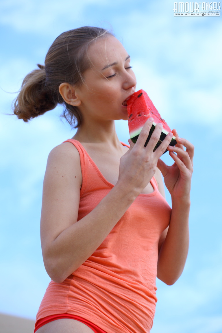 Meseda: WATERMELON. Cute teen babe