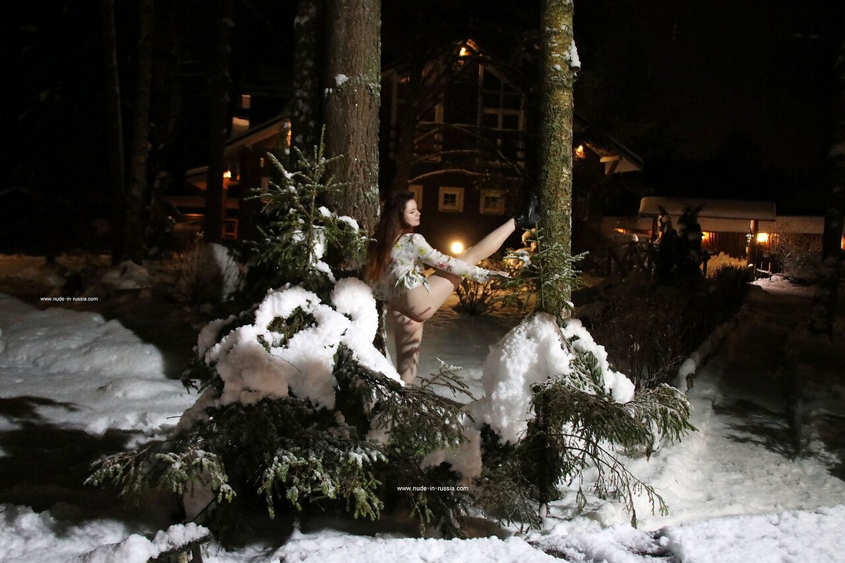 Kitsune Liss — Stretching in Snow