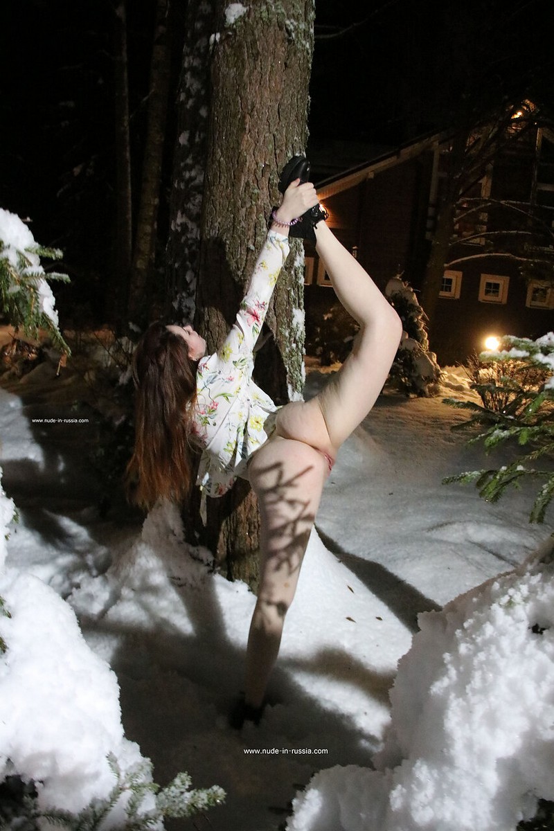 Kitsune Liss — Stretching in Snow