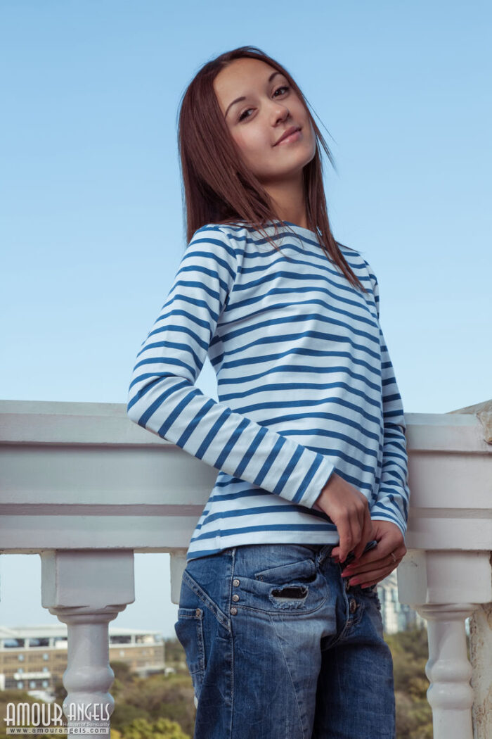 Dikki: OUTDOOR CUTIE. Smoking hot