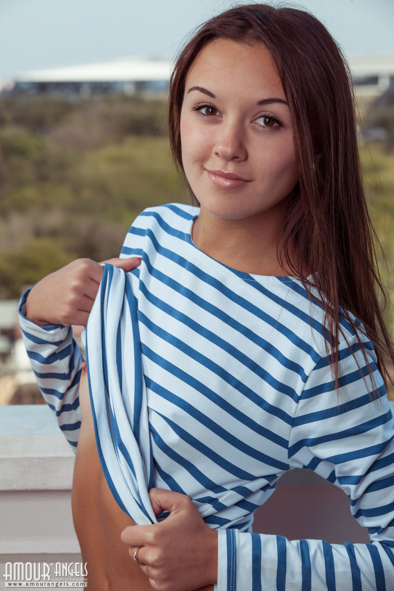 Dikki: OUTDOOR CUTIE. Smoking hot