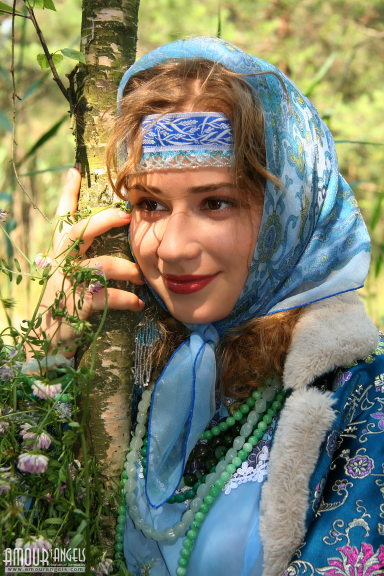 Lesya: VESNA. Cute babe teasing outdoor