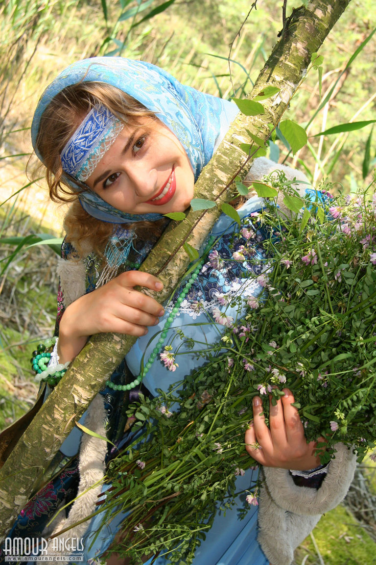 Lesya: VESNA. Cute babe teasing outdoor
