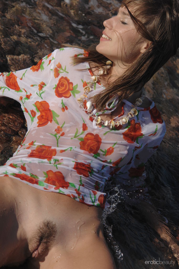 Alizeya A enjoyes the crashing waves against her trimmed pussy at the beach.