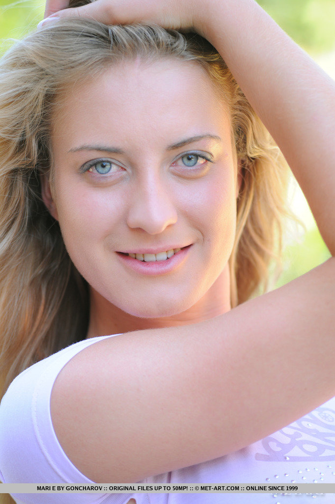 Mari E flaunts her sexy tight body and sweet slit