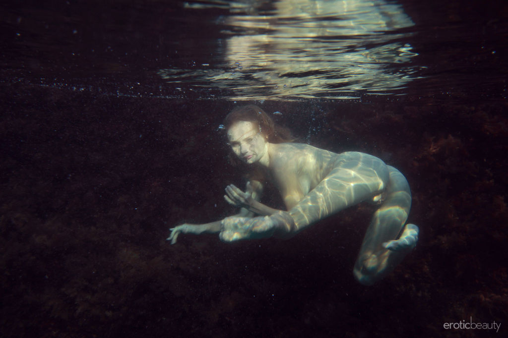 Newcomer Frida C flaunts her creamy, whie body with pink nipples and pink pussy at the beach.