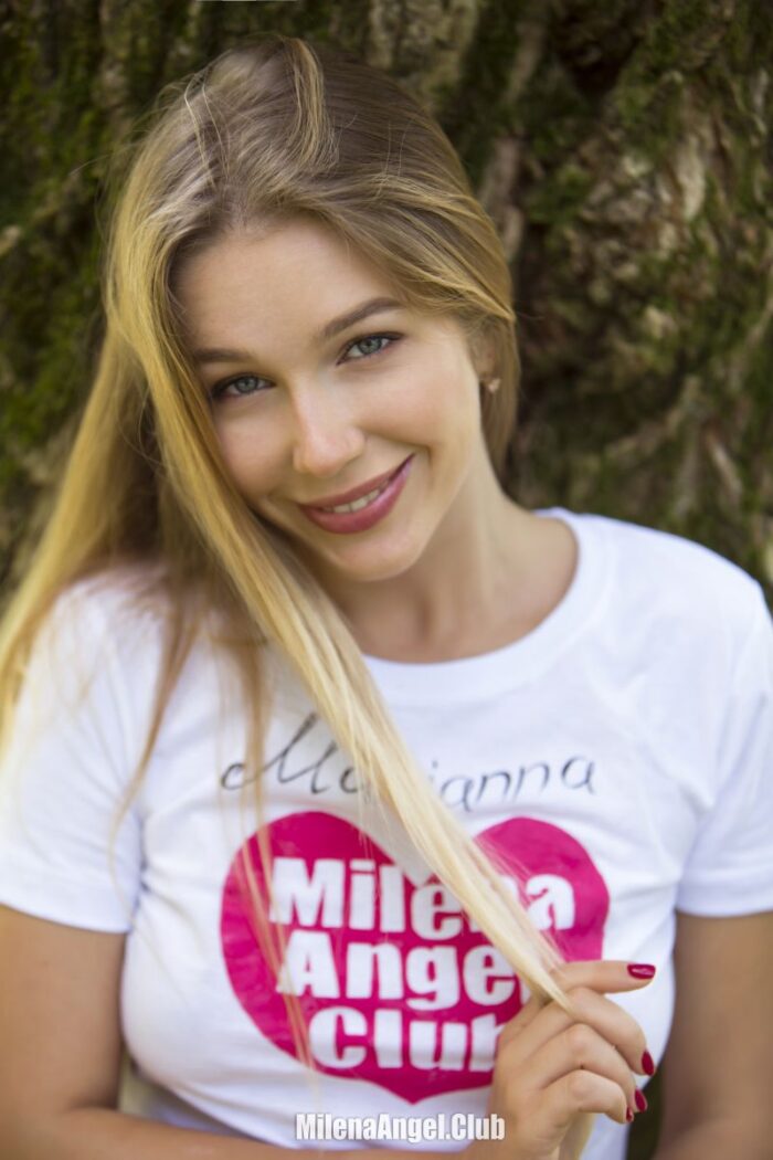 Genevieve Gandi at Club set